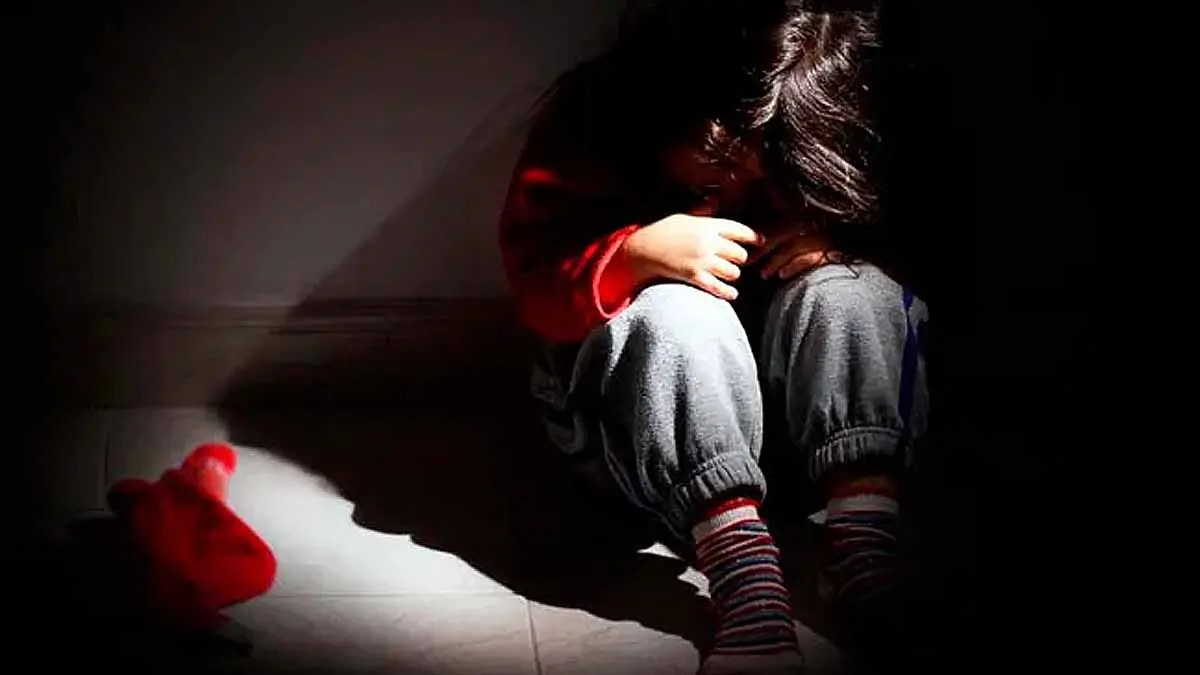Portero de kínder violó a 10 niños en los baños del plantel