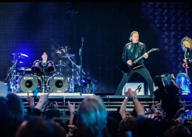 Mujer da a luz en pleno concierto de Metallica