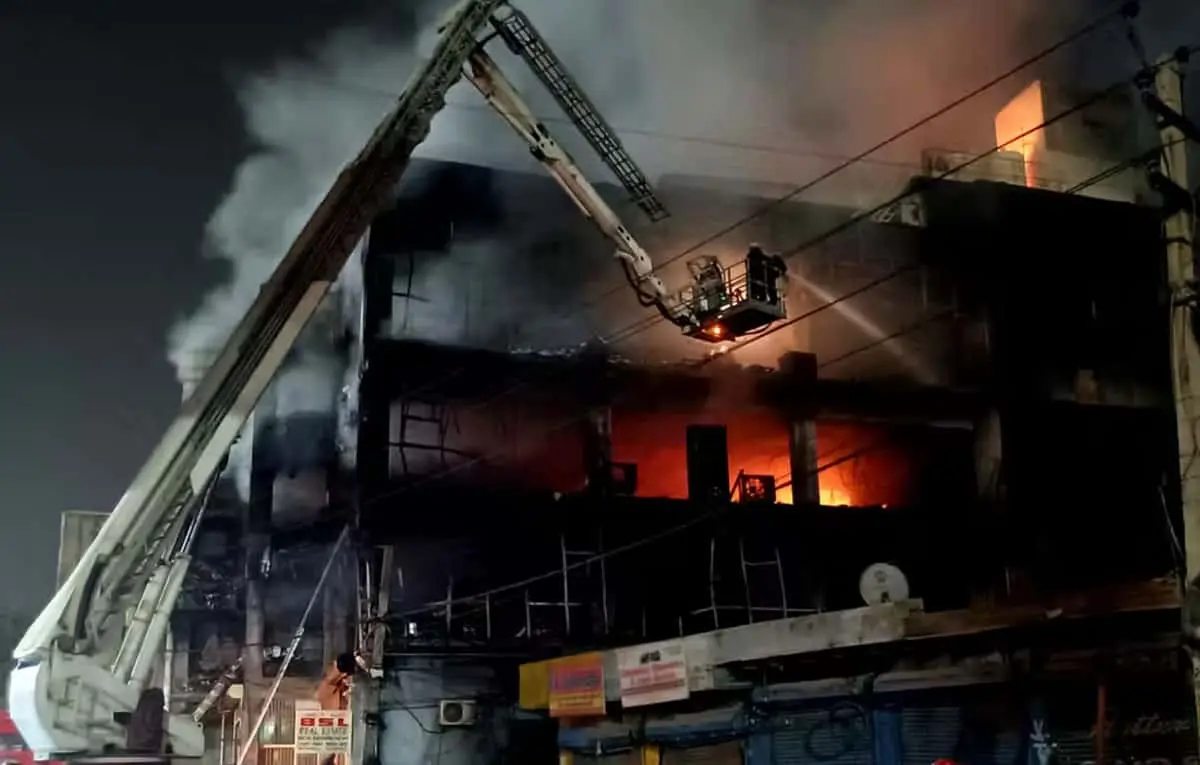 Mueren 27 personas por incendio en edificio de Nueva Delhi, India
