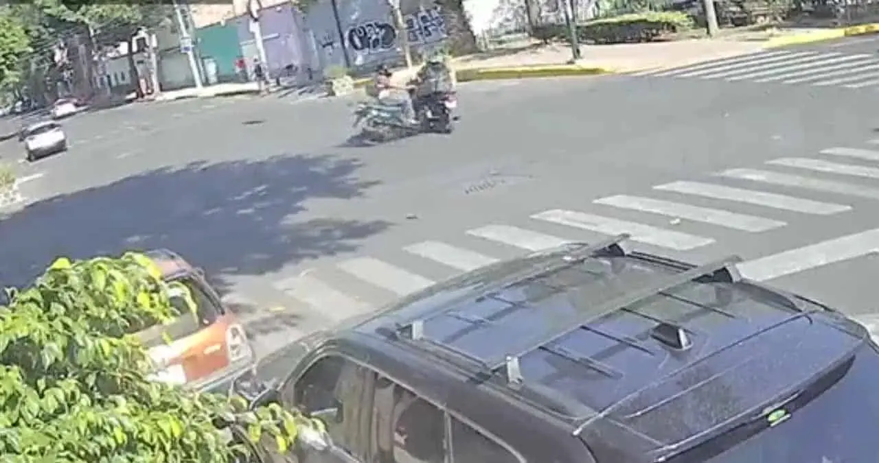 Video. Fuerte choque entre motociclistas en CDMX