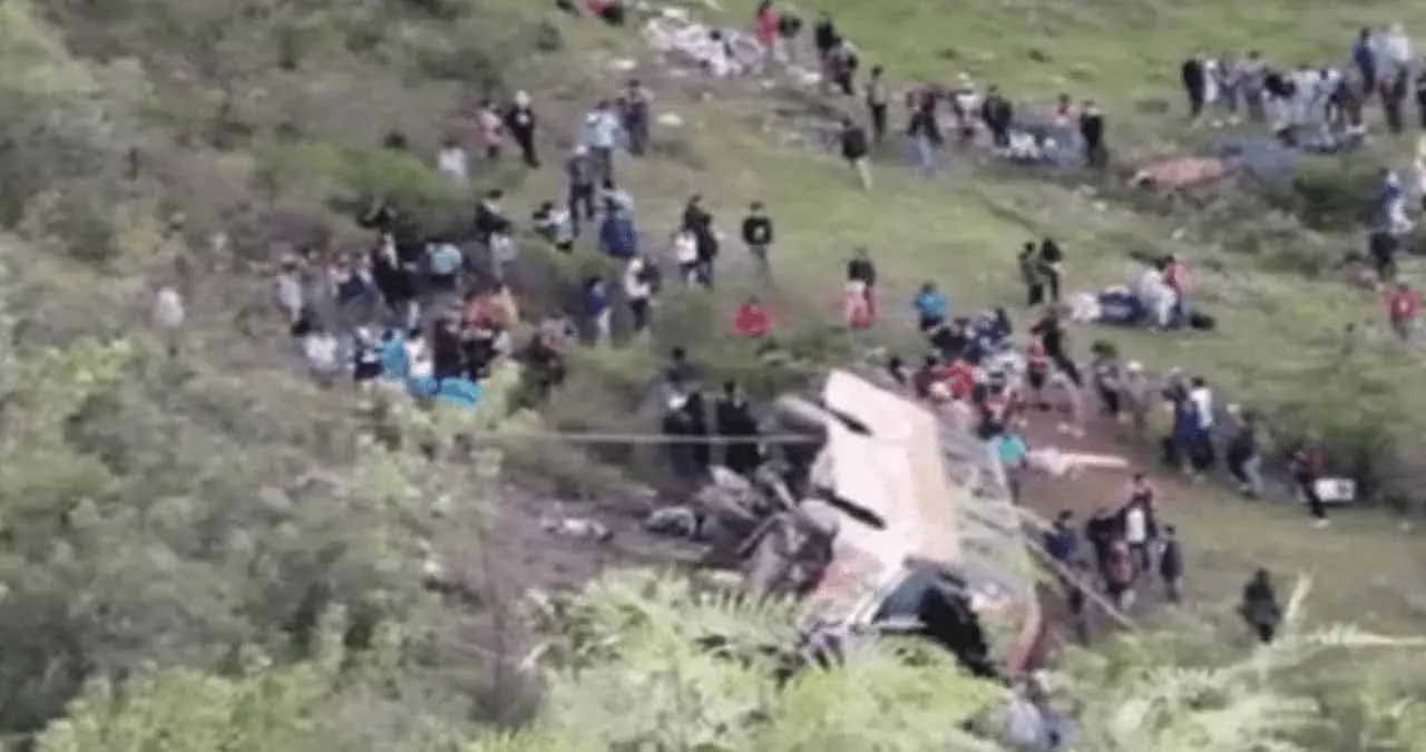Autobús de pasajeros cae a un barranco; hay 11 muertos