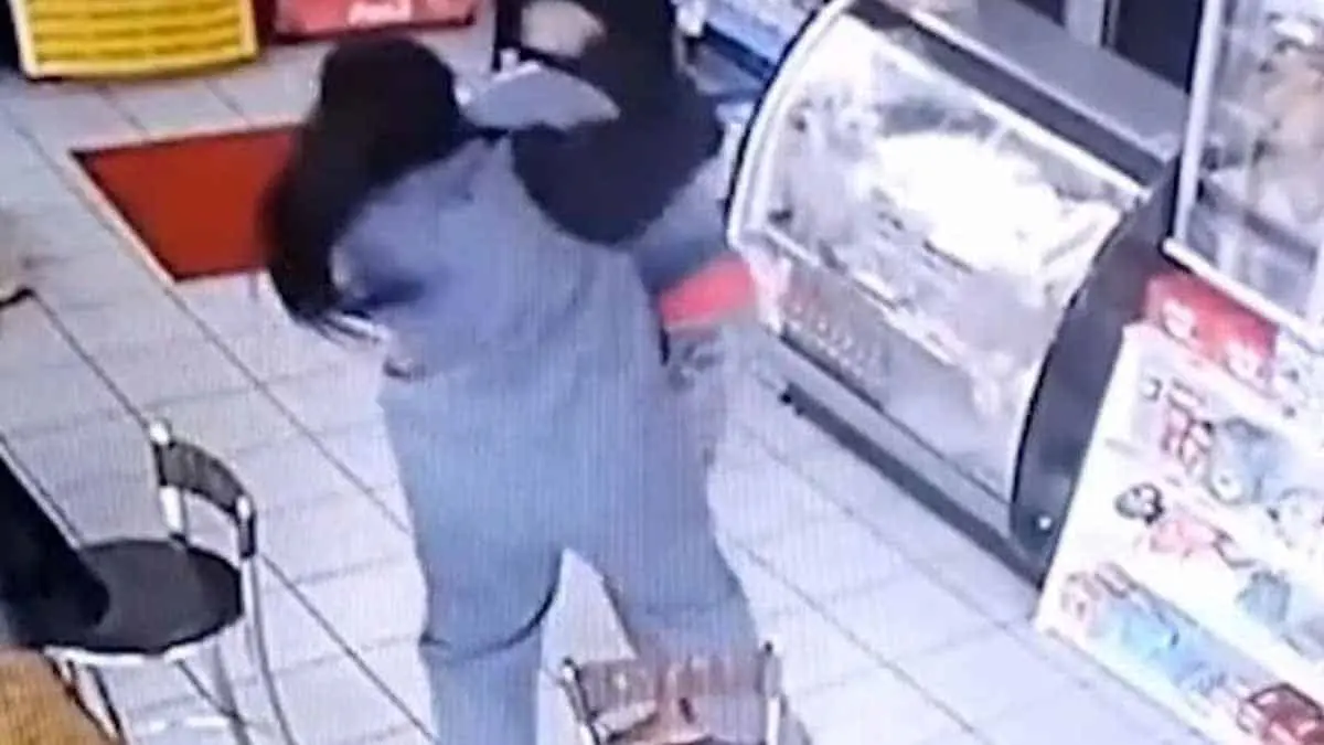 VIDEO. Mujer golpea sujeto por tocarla sin consentimiento