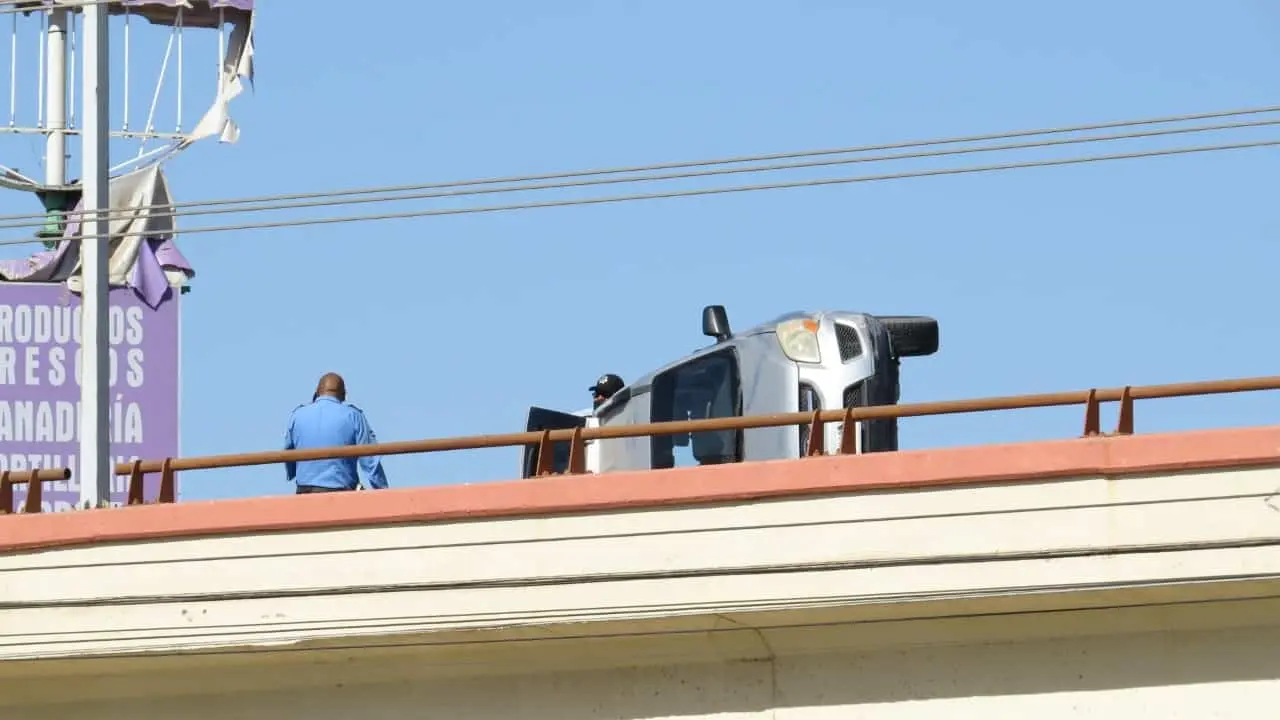 Vuelca vagoneta en puente de la NEB y 300