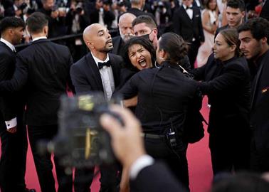 VIDEO. Protesta desnuda en Festival de Cannes: dejen de violarnos