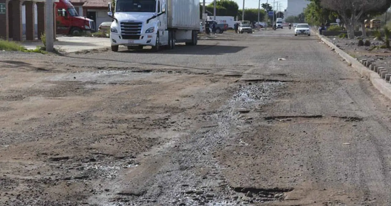 Además del pavimento, el drenaje está dañado en el PICO