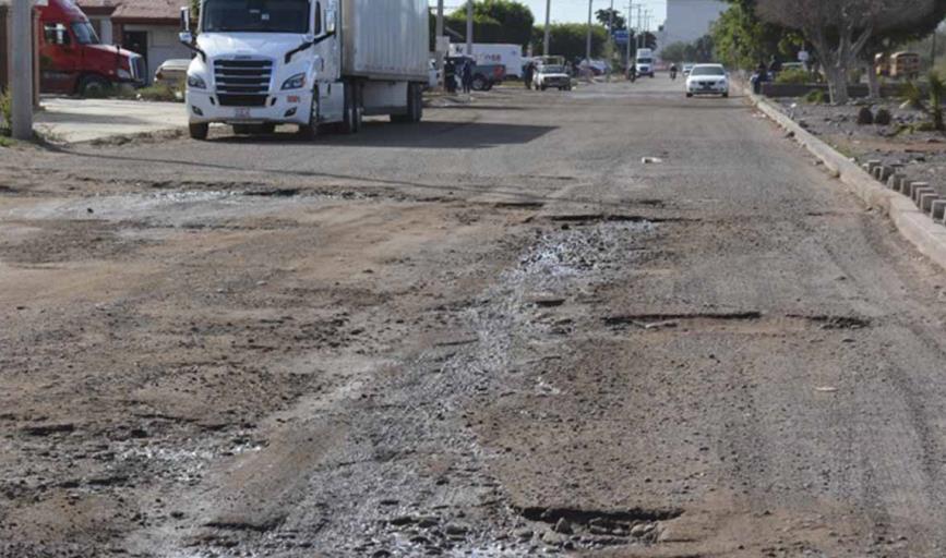 Además del pavimento, el drenaje está dañado en el PICO