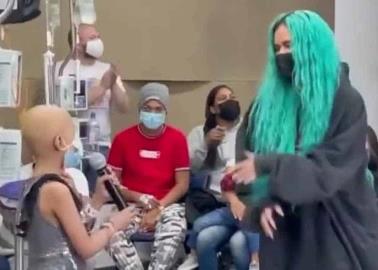 VIDEO. Con noble gesto, Karol G hace felices a niños con cáncer