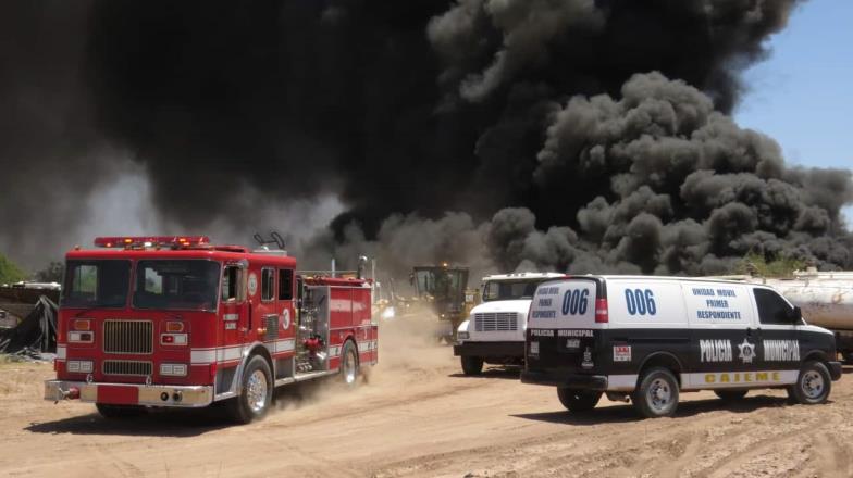 Continúan trabajos para apagar incendio en recicladora