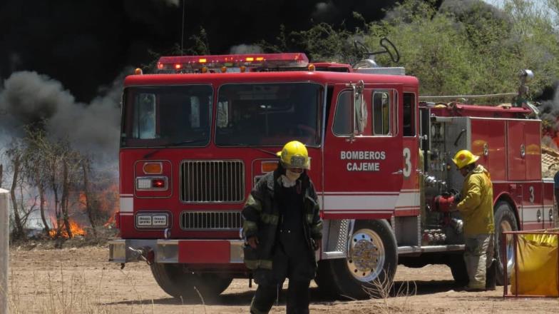 Continúan trabajos para apagar incendio en recicladora