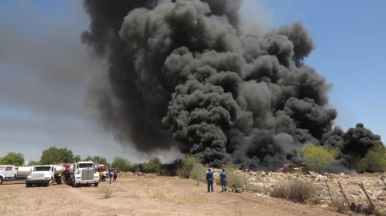 Continúan trabajos para apagar incendio en recicladora