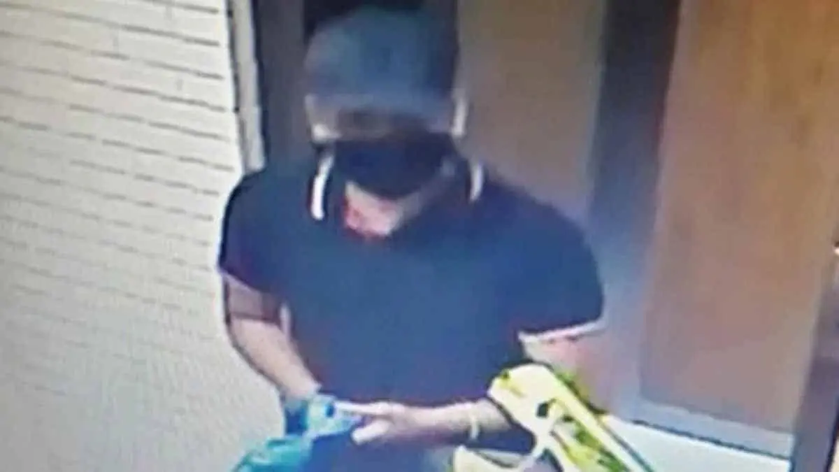 Captan rostro de asesino de tres personas en un despacho jurídico