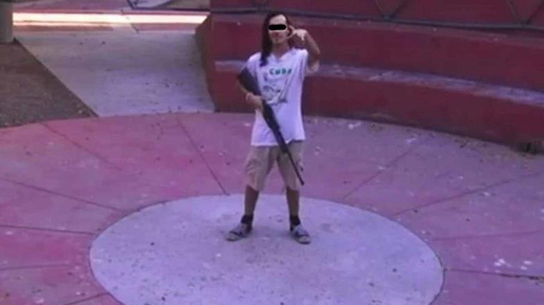 Se viralizan fotos de joven paseando por la Unison con un rifle