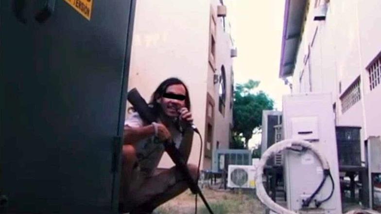 Se viralizan fotos de joven paseando por la Unison con un rifle