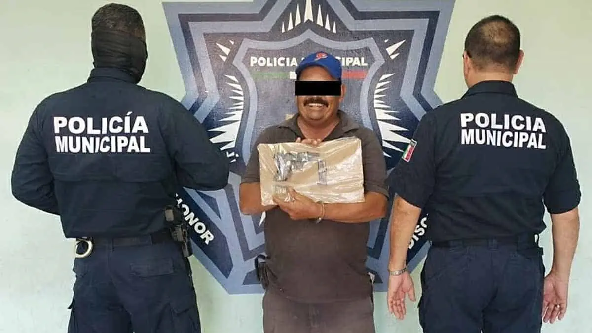 Detienen a velador armado
