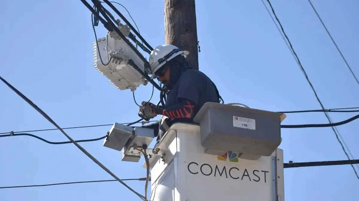 Hombre deja sin luz un pueblo entero para verse con su amada
