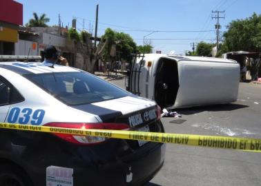 Vuelca Combi en la calle Tabasco