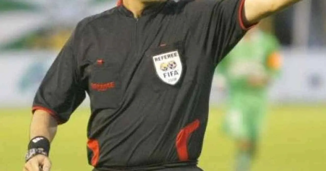 Árbitro es apuñalado por aficionados