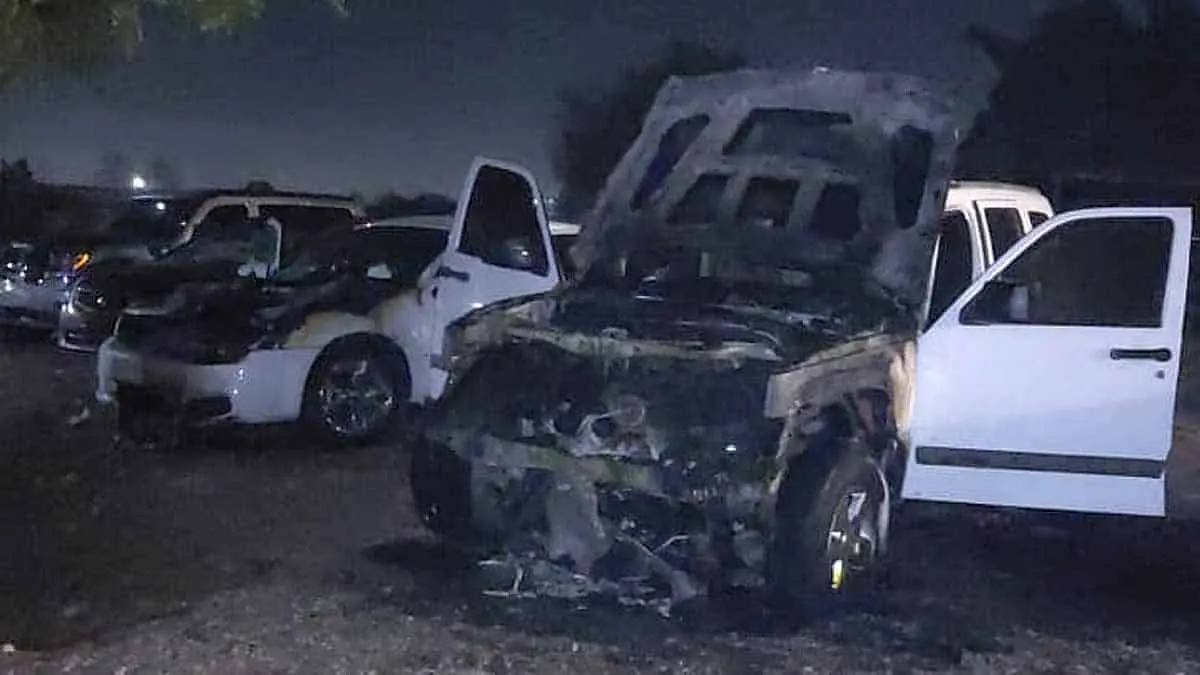Queman autos en lote de Villa Fontana