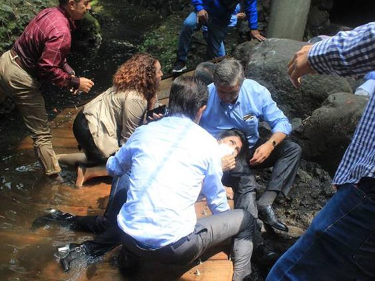 VIDEO. Cae puente colgante durante su reinauguración VIDEO. Cae puente colgante durante su reinauguración