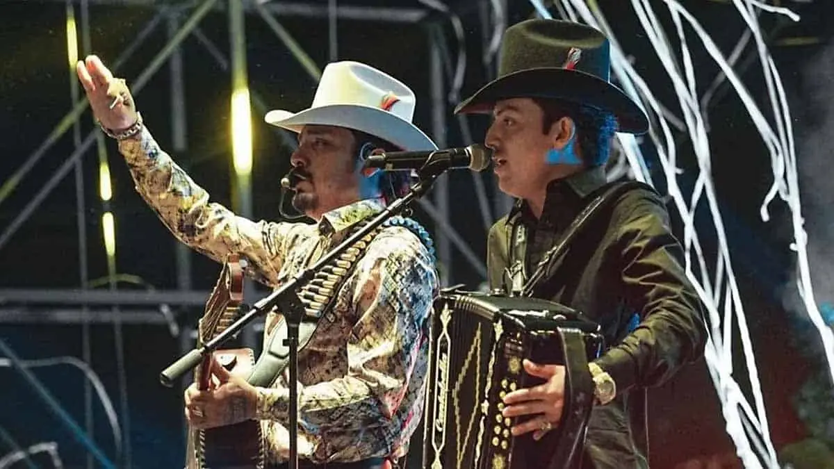 VIDEO: Amenazan con cuchillo a dúo norteño en pleno concierto