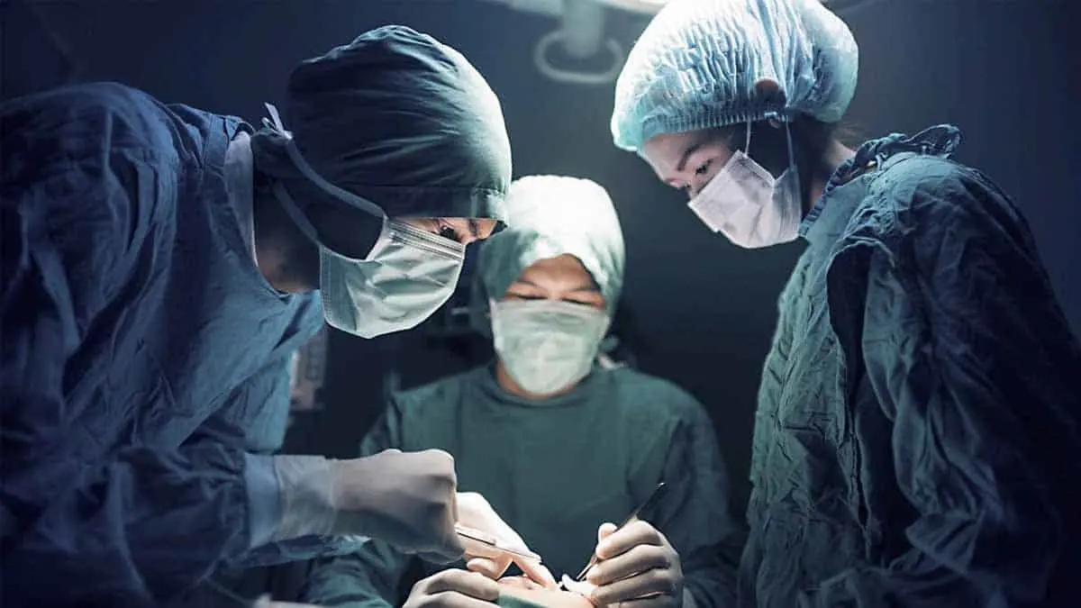 Médico descubre en cesárea que su paciente tiene cáncer terminal