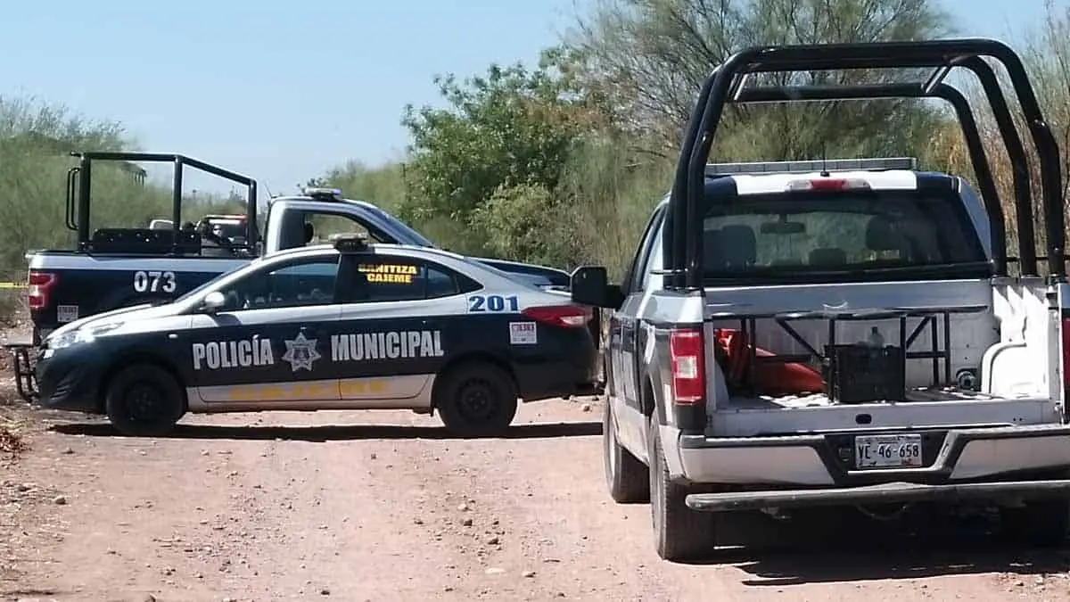 Tipos armados con machete despojan moto