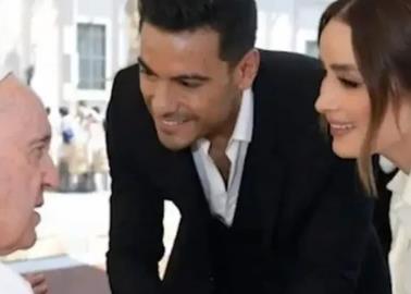 Cynthia Rodríguez y Carlos Rivera reciben bendición del Papa