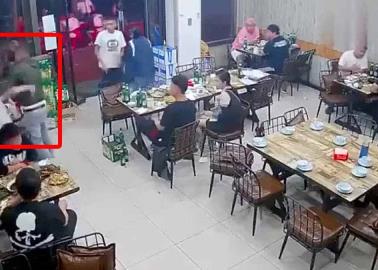 VIDEO: Brutal golpiza a mujeres en un restaurante