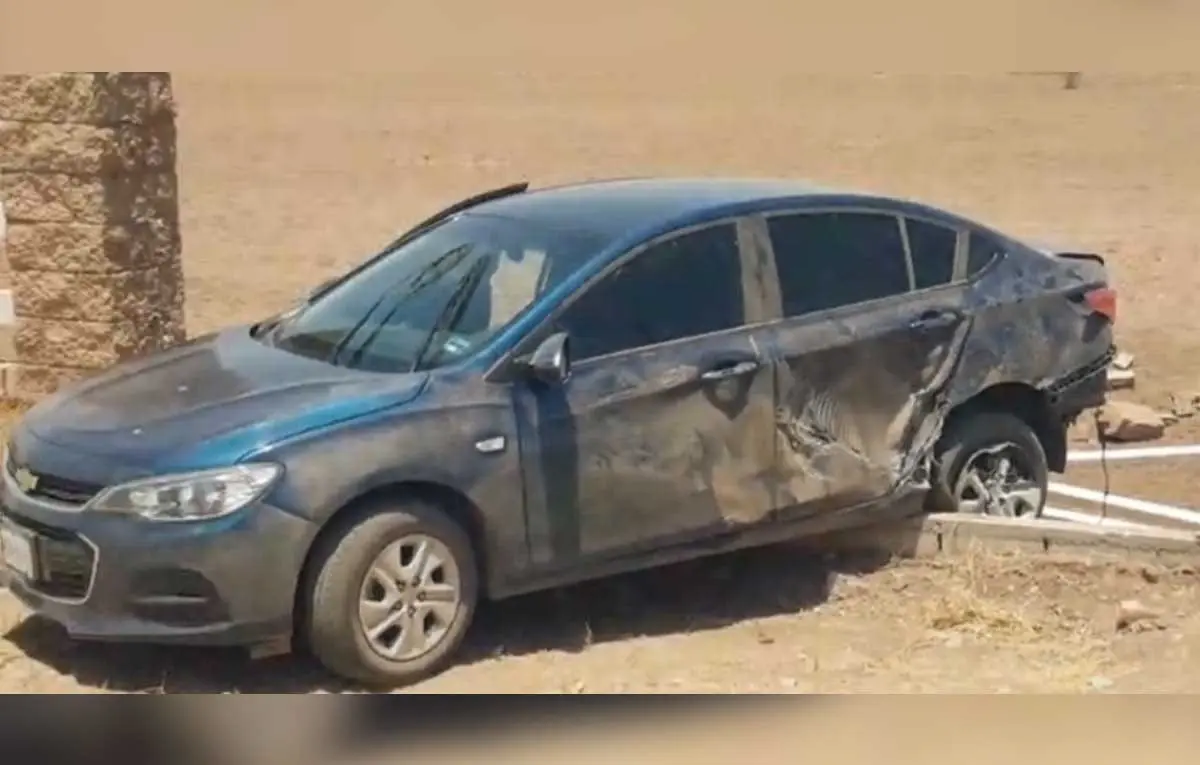 Tráiler saca del camino a sedán
