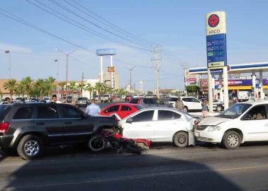 Invade carril y causa múltiple choque