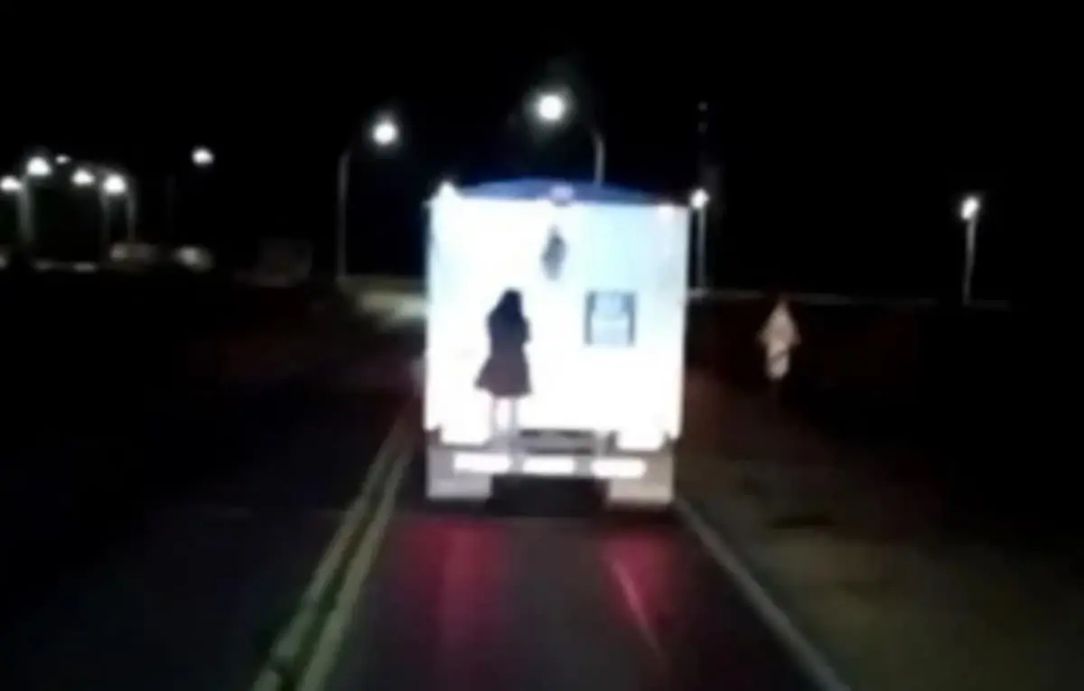 Video. Graban a mujer fantasma colgada de un automóvil