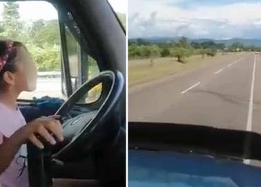 VIDEO: Enseña a su hija a conducir, ¡pero en un tráiler!