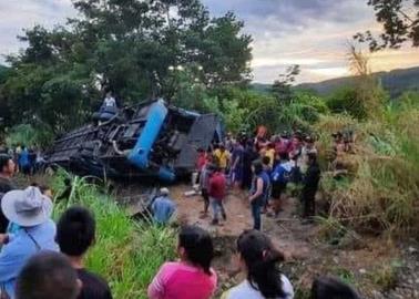 Vuelca camión con peregrinos, hay nueve muertos