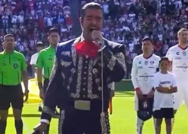 VIDEO: Abuchean a Pablo Montero por regarla al cantar el Himno