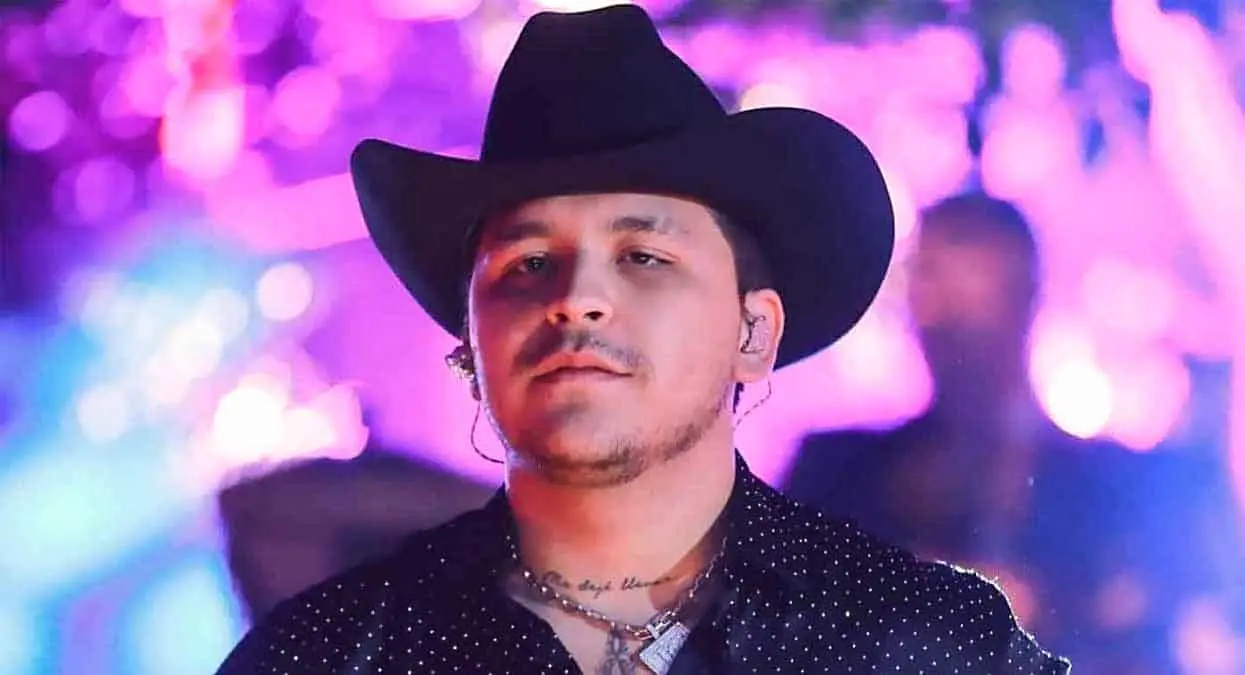 VIDEO: Fans abuchean y tiran hielo a Christian Nodal en concierto