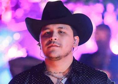 VIDEO: Fans abuchean y tiran hielo a Christian Nodal en concierto