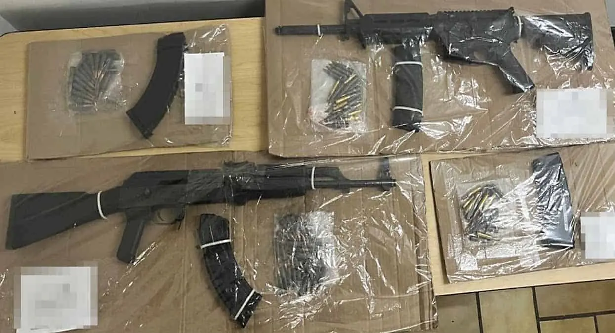 Aseguran vehículo y armas