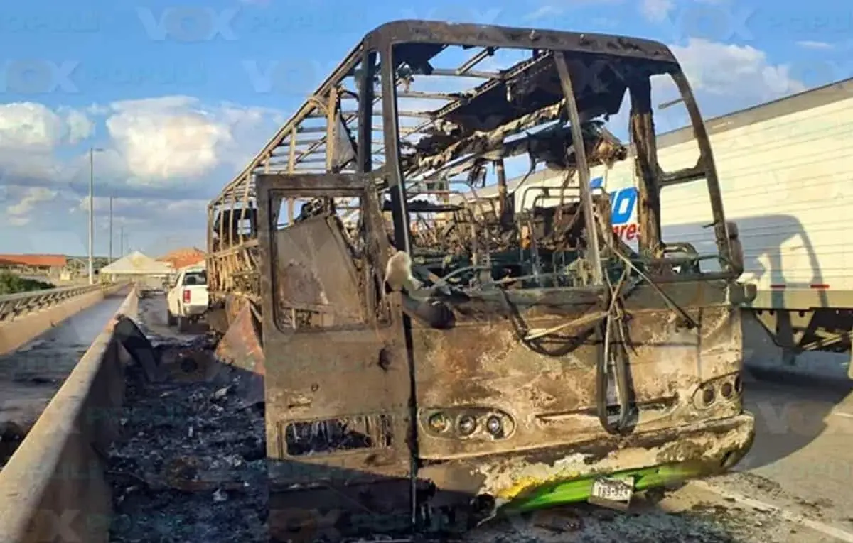 Se incendia autobús con todo y pasajeros