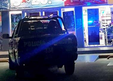 Asaltan autoservicio y se llevan 3 mil Asaltan autoservicio y se llevan 3 mil