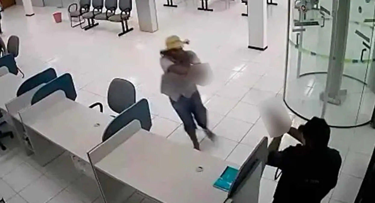 VIDEO: Sangrienta balacera entre asaltante y guardia bancario