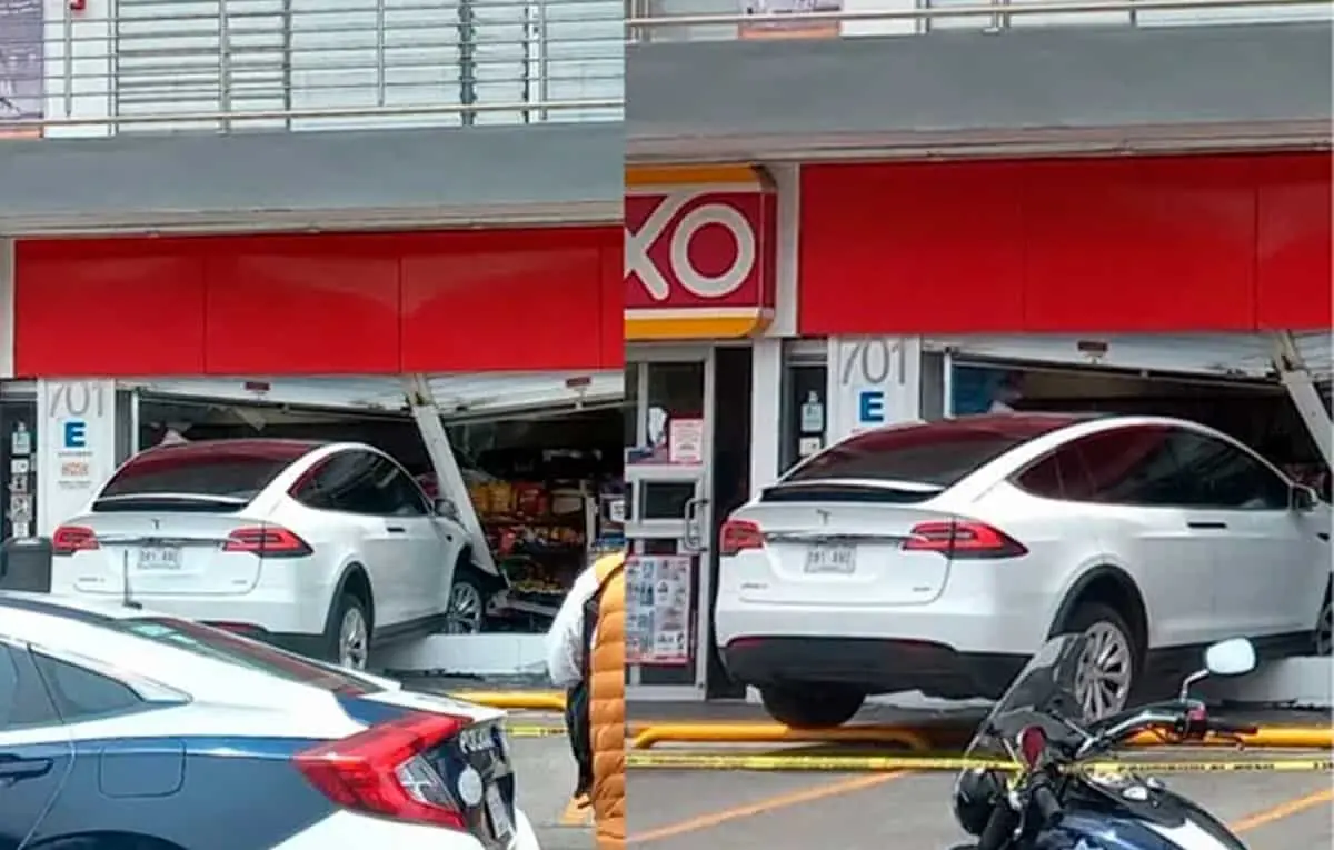 Video. Va al Oxxo a comprar y se mete con todo y Tesla