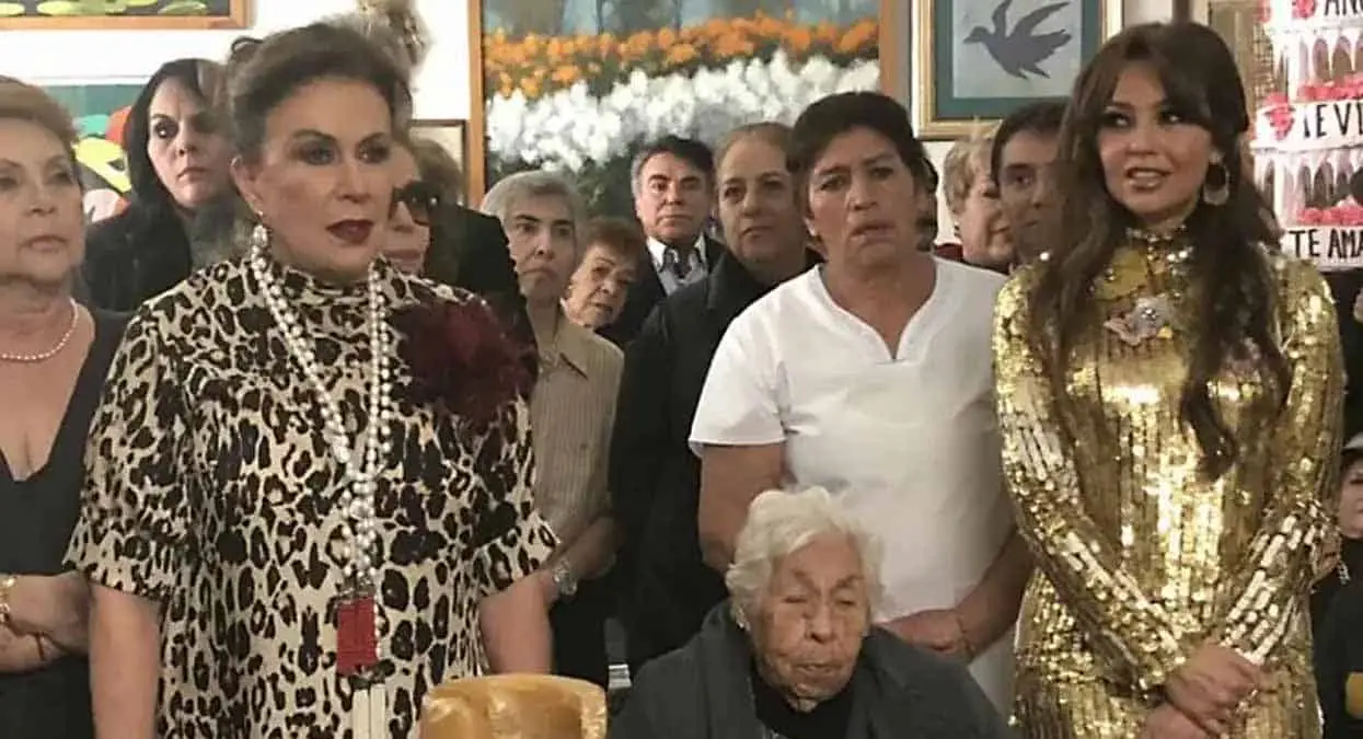 Thalía no asiste al sepelio de su abuelita Eva Mange