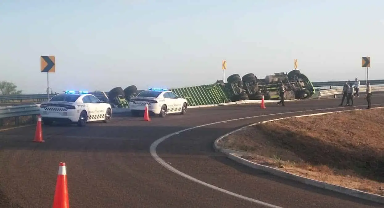Vuelca tráiler cargado de cerveza en el Libramiento sur