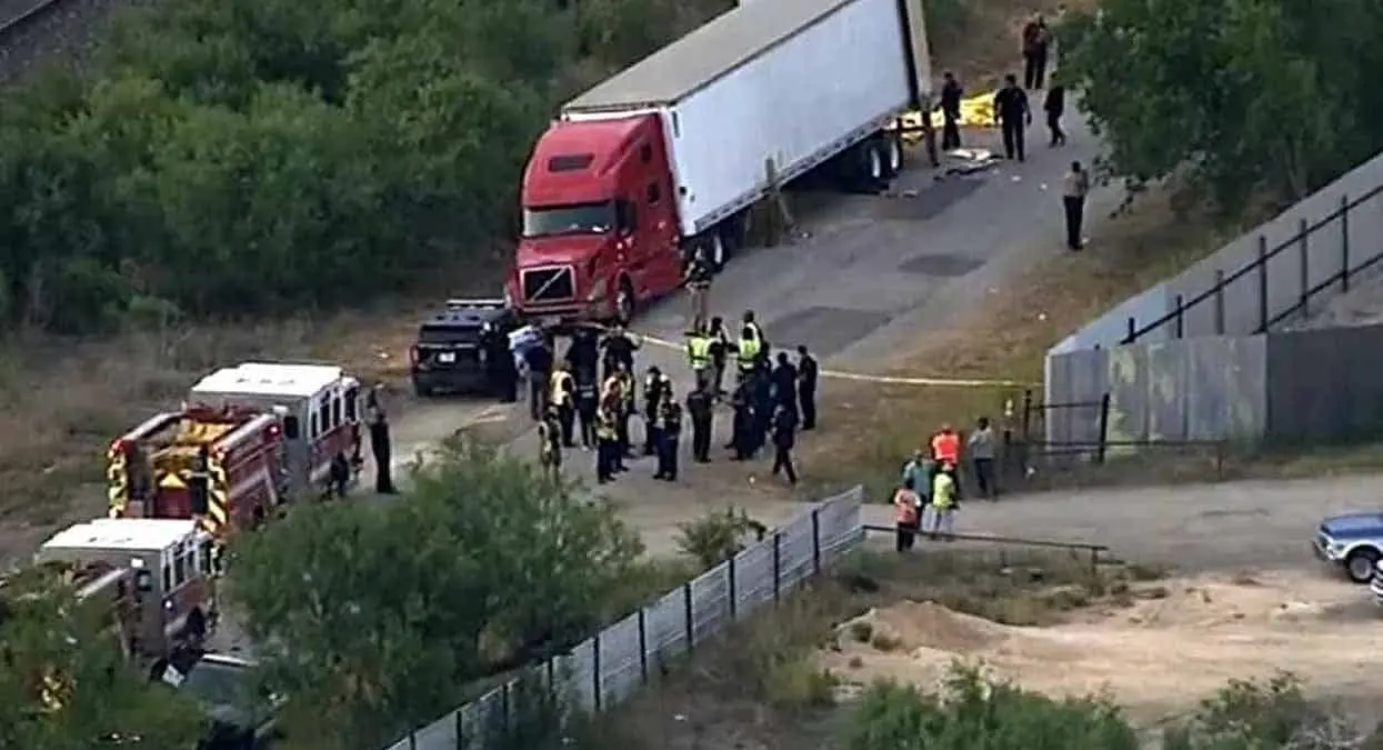 Hallan tráiler cargado de migrantes muertos y heridos
