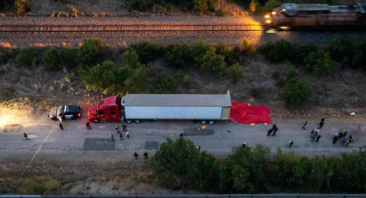 Mexicanos, presuntos por abandono de tráiler con migrantes