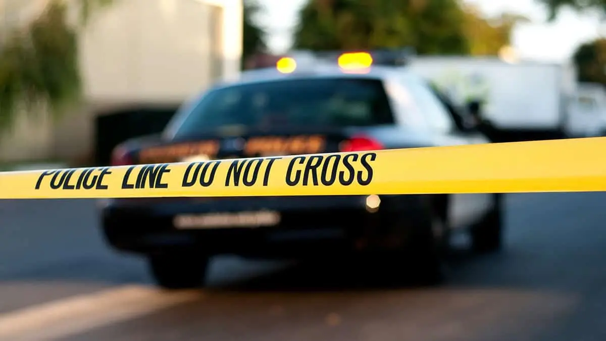Muere bebé olvidado dentro de un auto; su padre se suicida