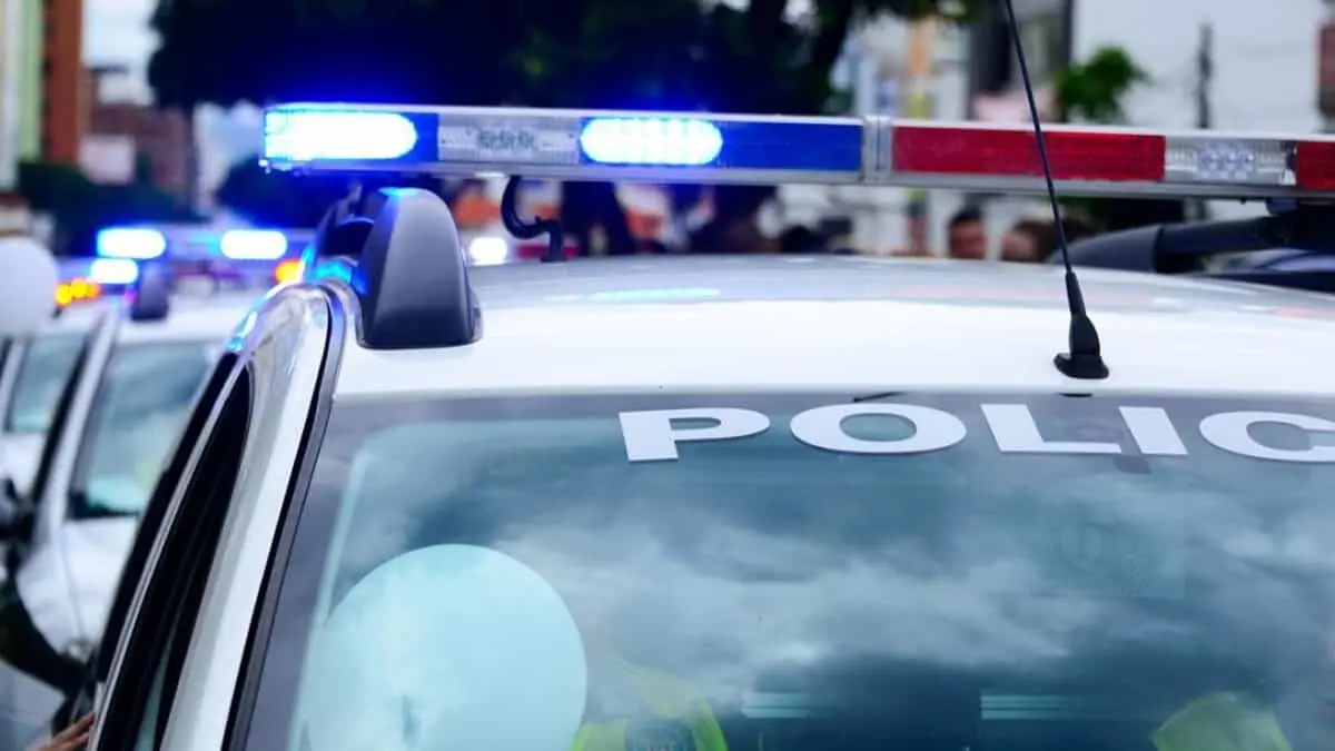 Niño halla pistola de papá, mata a una bebé y hiere a otra niña