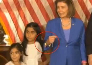 VIDEO. Nancy Pelosi empuja a niña mexicana durante sesión