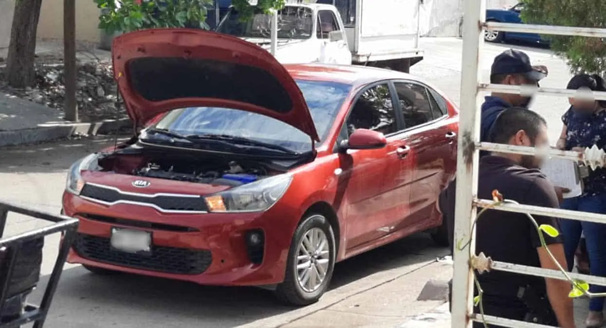 Tocar el claxon fue su error: hombres armados les disparan