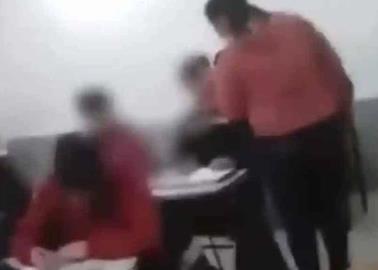 VIDEO: Cachetea a estudiante por acosar a su hijo